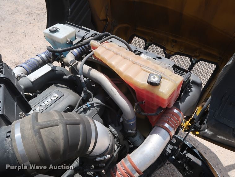 image for item HA9116 2016 Peterbilt 579  semi truck