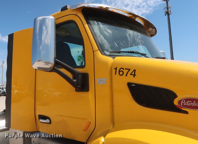 image for item HA9116 2016 Peterbilt 579  semi truck
