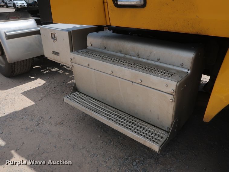 image for item HA9116 2016 Peterbilt 579  semi truck