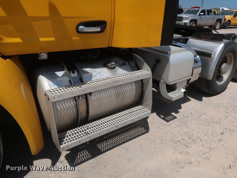 image for item HA9116 2016 Peterbilt 579  semi truck