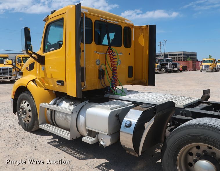 image for item HA9116 2016 Peterbilt 579  semi truck