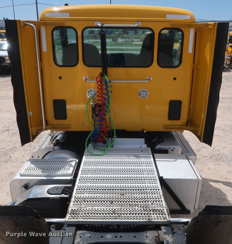 image for item HA9116 2016 Peterbilt 579  semi truck