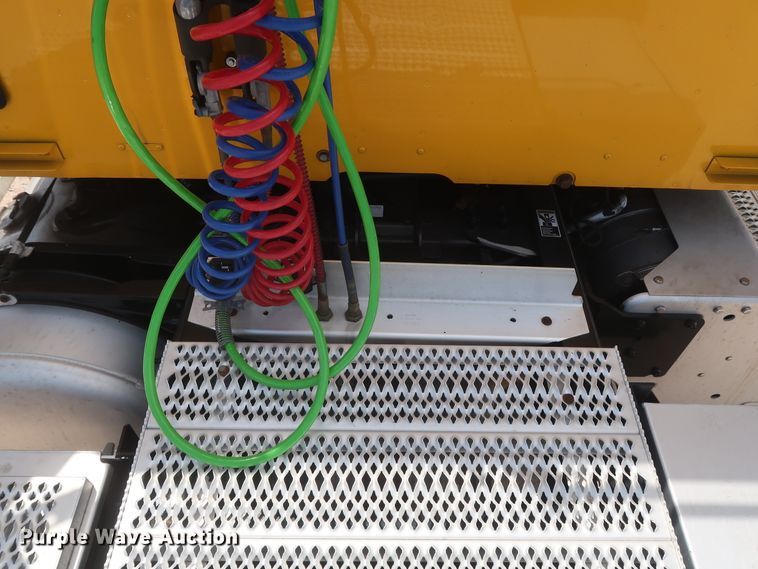 image for item HA9116 2016 Peterbilt 579  semi truck