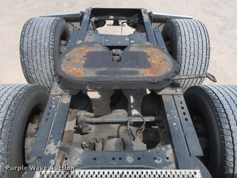 image for item HA9116 2016 Peterbilt 579  semi truck