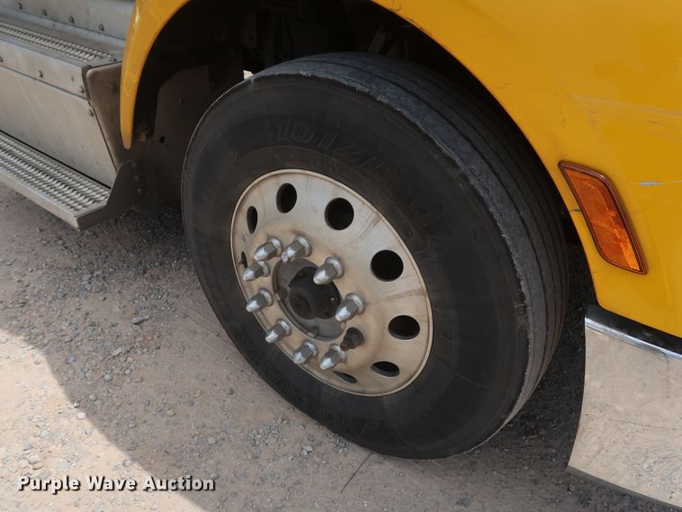 image for item HA9116 2016 Peterbilt 579  semi truck