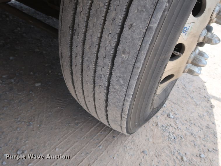 image for item HA9116 2016 Peterbilt 579  semi truck