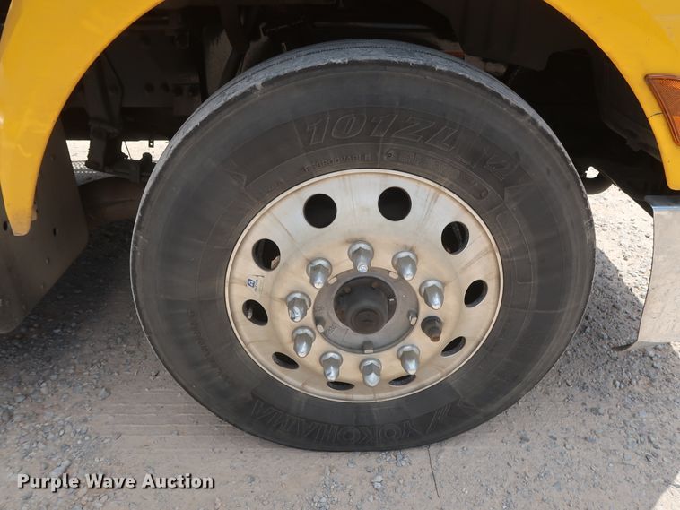 image for item HA9116 2016 Peterbilt 579  semi truck