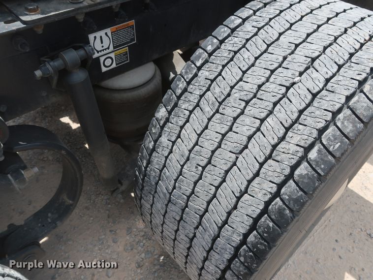 image for item HA9116 2016 Peterbilt 579  semi truck