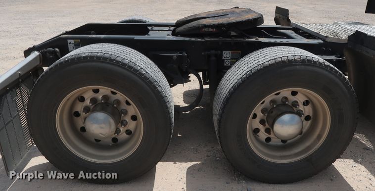 image for item HA9116 2016 Peterbilt 579  semi truck