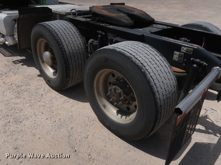 image for item HA9116 2016 Peterbilt 579  semi truck