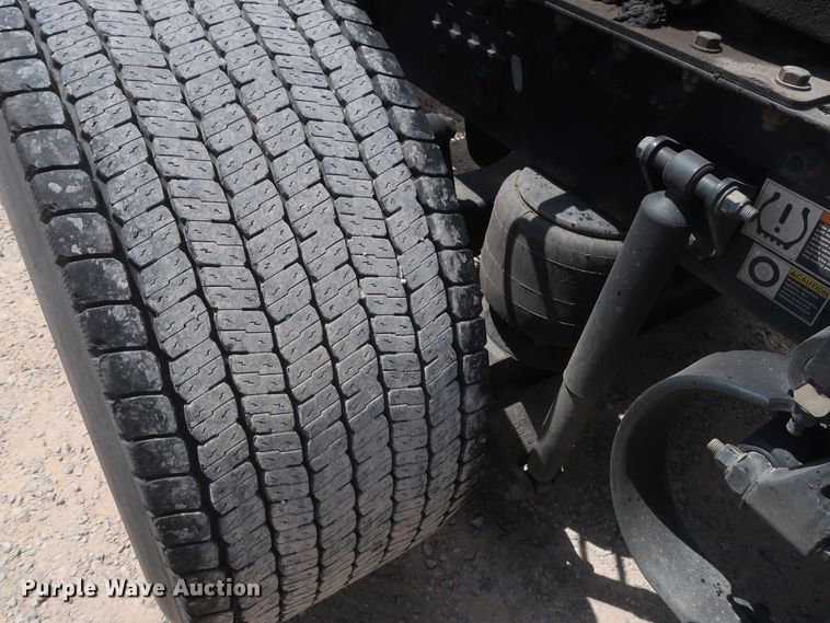 image for item HA9116 2016 Peterbilt 579  semi truck