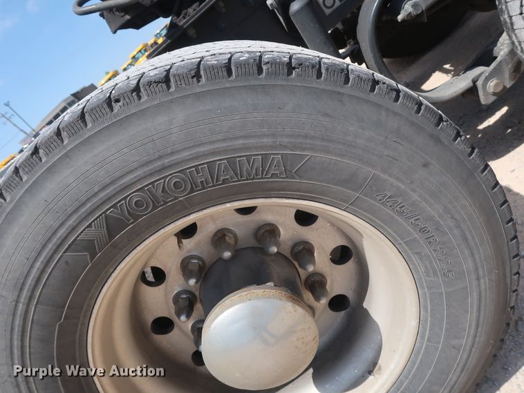 image for item HA9116 2016 Peterbilt 579  semi truck