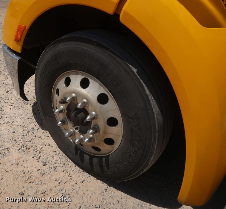 image for item HA9116 2016 Peterbilt 579  semi truck