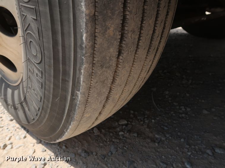 image for item HA9116 2016 Peterbilt 579  semi truck