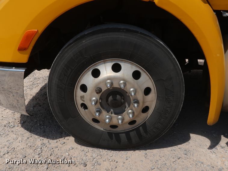 image for item HA9116 2016 Peterbilt 579  semi truck