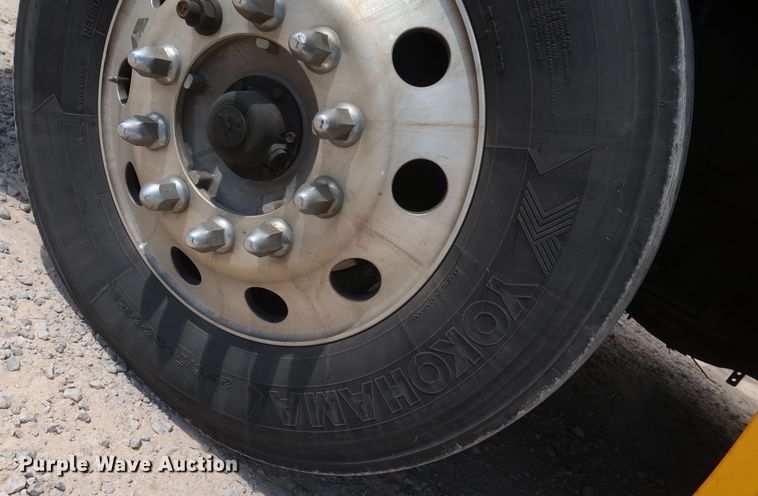 image for item HA9116 2016 Peterbilt 579  semi truck