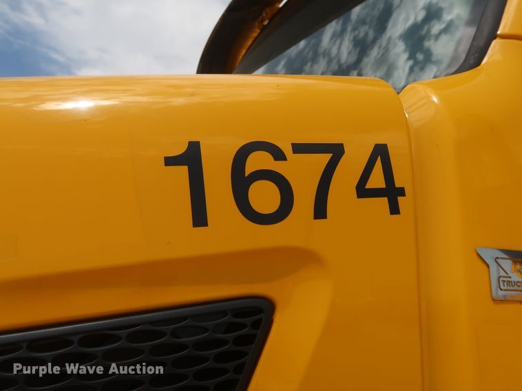 image for item HA9116 2016 Peterbilt 579  semi truck