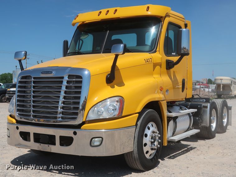 image for item HA9117 2017 Freightliner Cascadia 125  semi truck