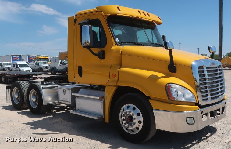 image for item HA9117 2017 Freightliner Cascadia 125  semi truck