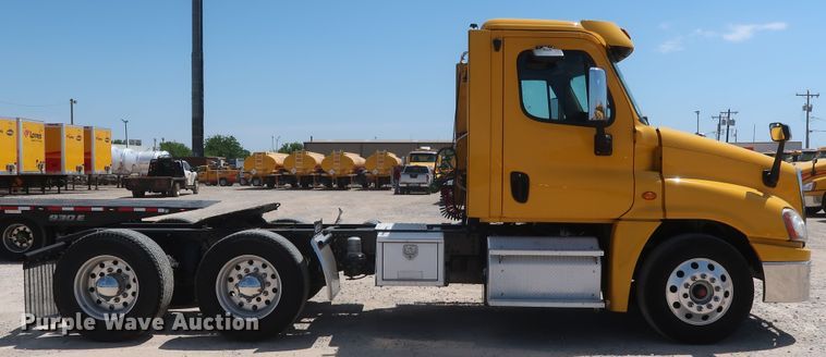 image for item HA9117 2017 Freightliner Cascadia 125  semi truck