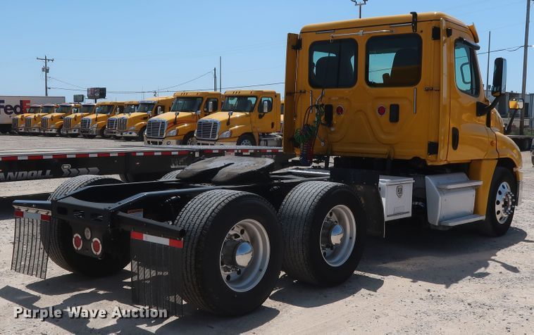 image for item HA9117 2017 Freightliner Cascadia 125  semi truck