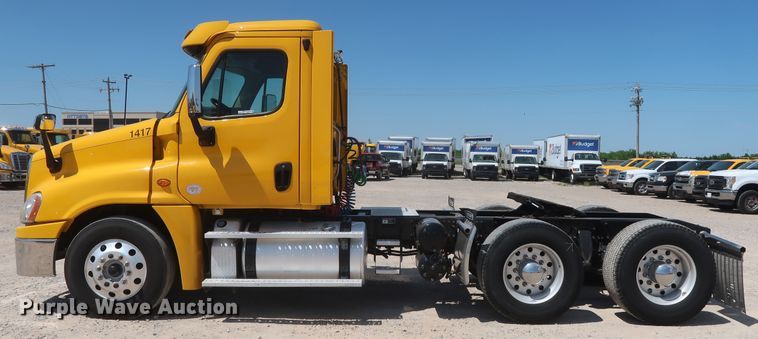 image for item HA9117 2017 Freightliner Cascadia 125  semi truck