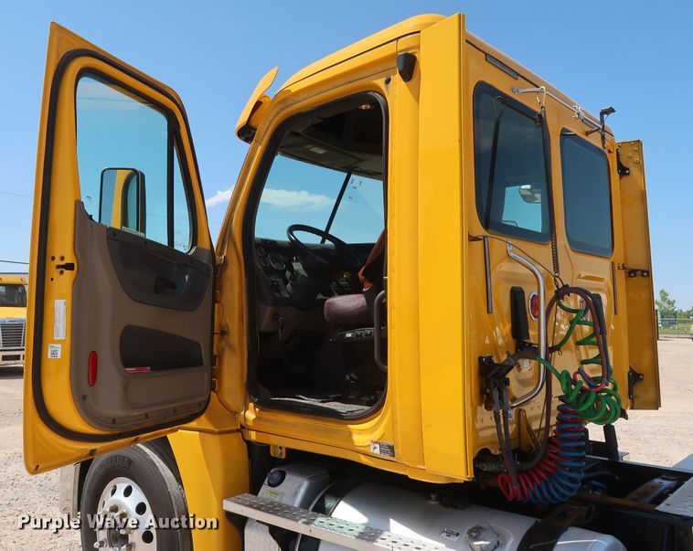 image for item HA9117 2017 Freightliner Cascadia 125  semi truck