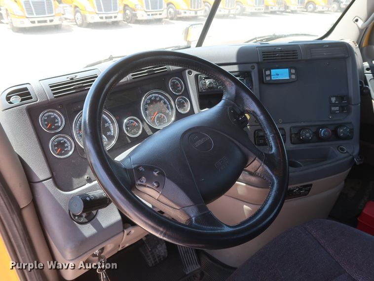 image for item HA9117 2017 Freightliner Cascadia 125  semi truck