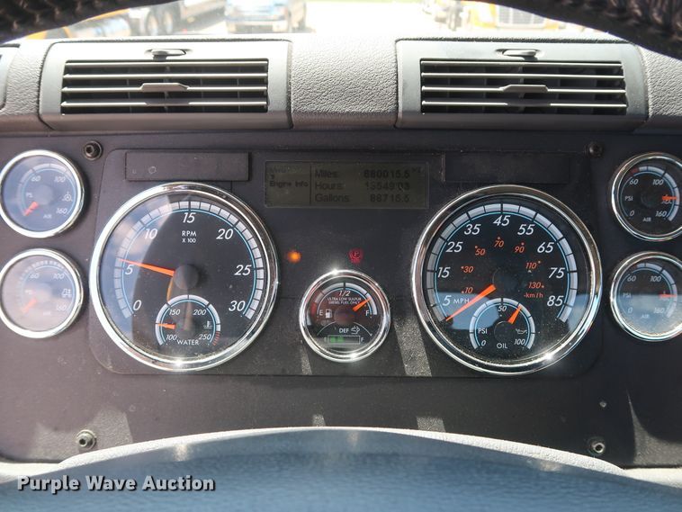 image for item HA9117 2017 Freightliner Cascadia 125  semi truck