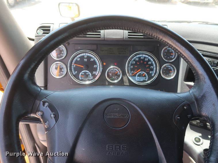 image for item HA9117 2017 Freightliner Cascadia 125  semi truck