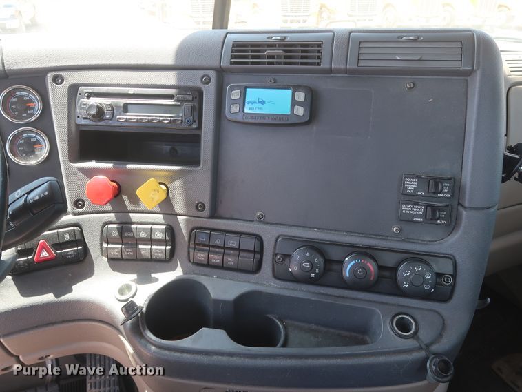 image for item HA9117 2017 Freightliner Cascadia 125  semi truck