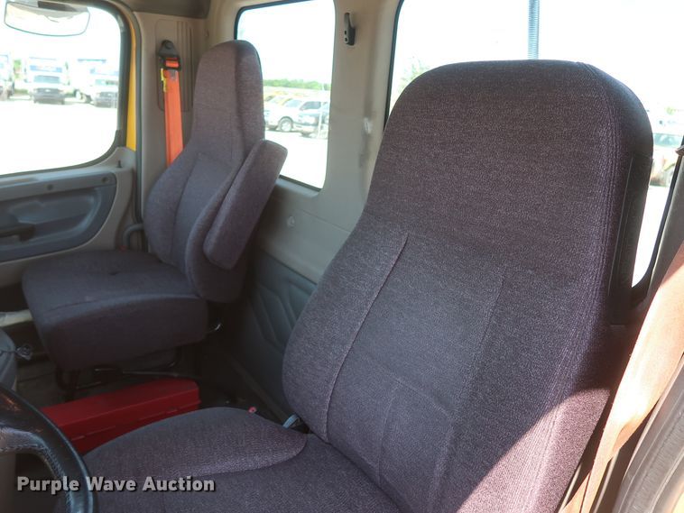 image for item HA9117 2017 Freightliner Cascadia 125  semi truck