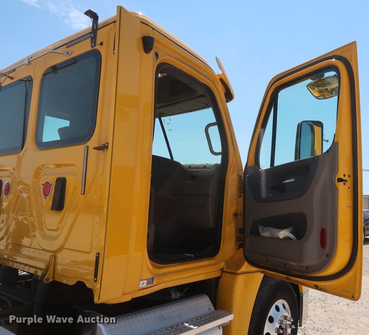 image for item HA9117 2017 Freightliner Cascadia 125  semi truck