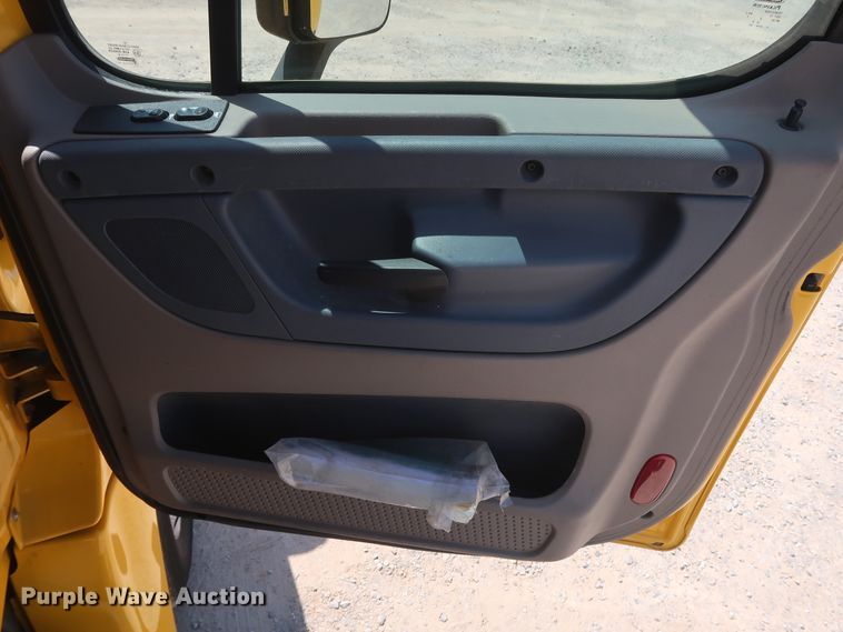 image for item HA9117 2017 Freightliner Cascadia 125  semi truck