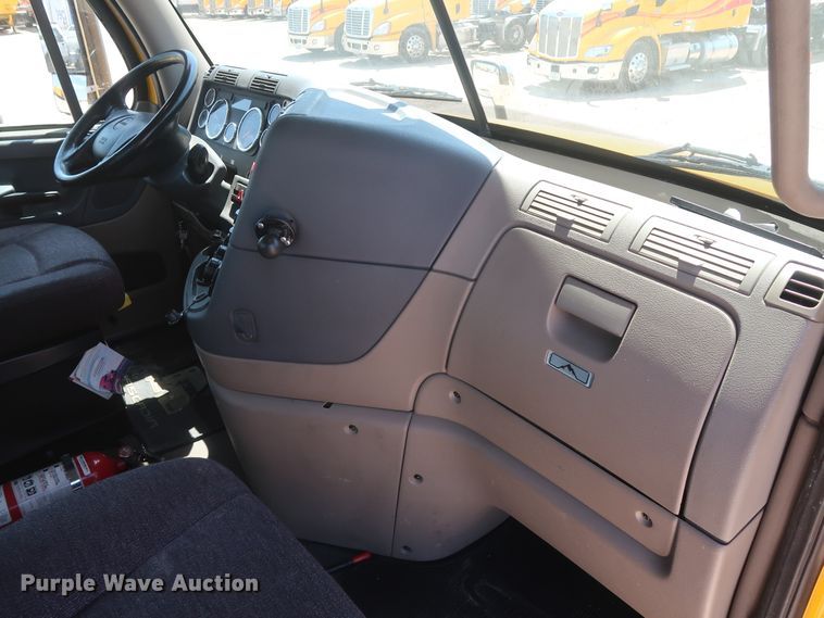 image for item HA9117 2017 Freightliner Cascadia 125  semi truck