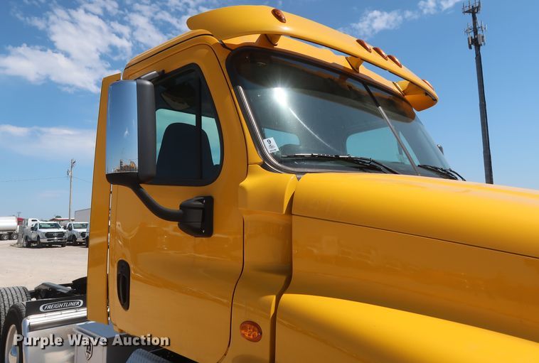 image for item HA9117 2017 Freightliner Cascadia 125  semi truck