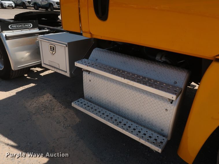 image for item HA9117 2017 Freightliner Cascadia 125  semi truck