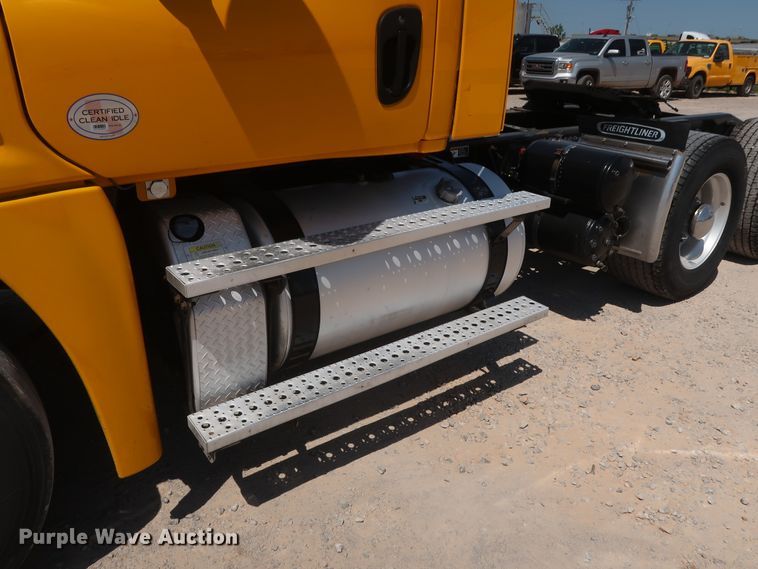 image for item HA9117 2017 Freightliner Cascadia 125  semi truck