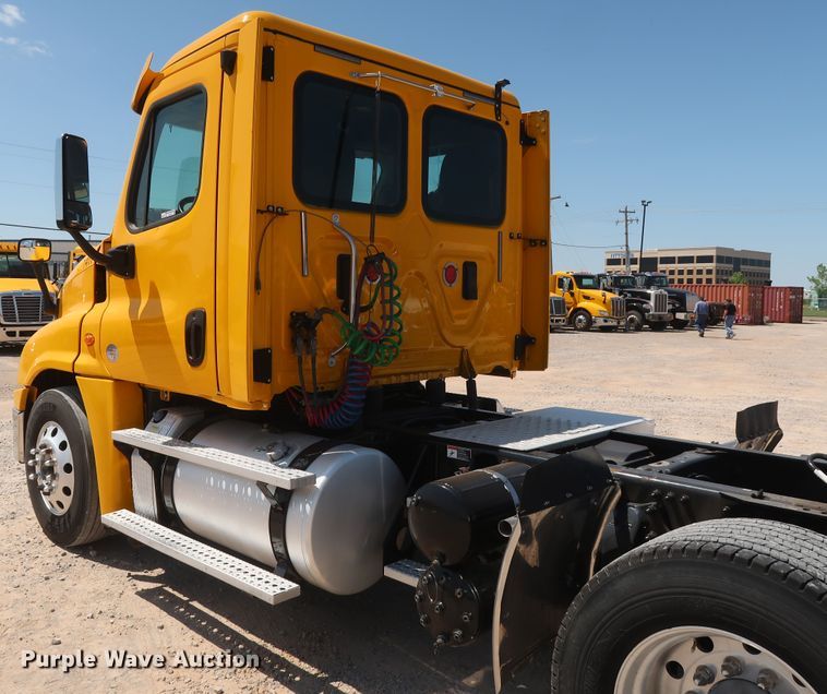 image for item HA9117 2017 Freightliner Cascadia 125  semi truck