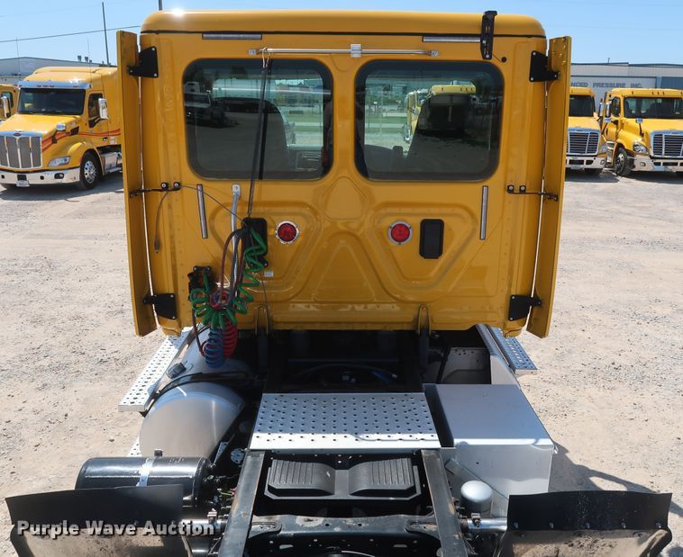 image for item HA9117 2017 Freightliner Cascadia 125  semi truck