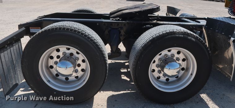 image for item HA9117 2017 Freightliner Cascadia 125  semi truck