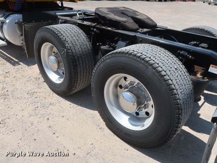 image for item HA9117 2017 Freightliner Cascadia 125  semi truck