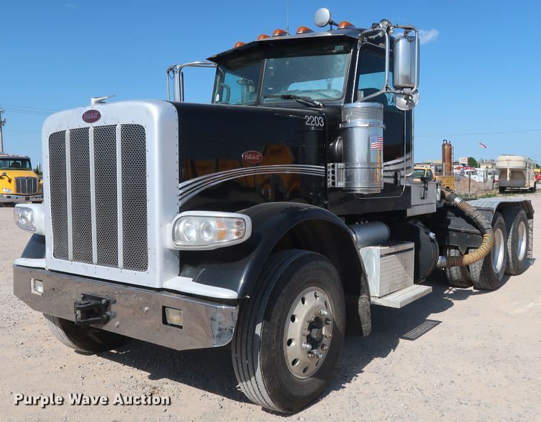 image for item HA9118 2015 Peterbilt 388  semi truck