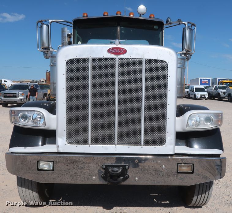 image for item HA9118 2015 Peterbilt 388  semi truck