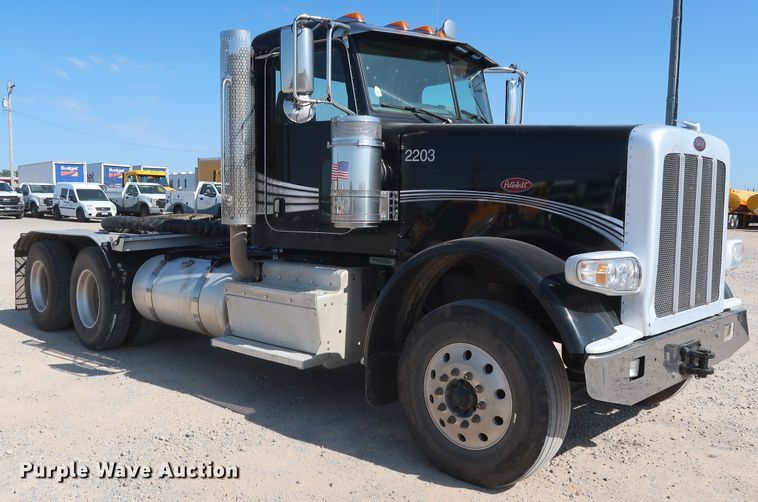 image for item HA9118 2015 Peterbilt 388  semi truck