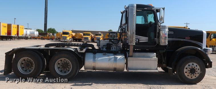 image for item HA9118 2015 Peterbilt 388  semi truck
