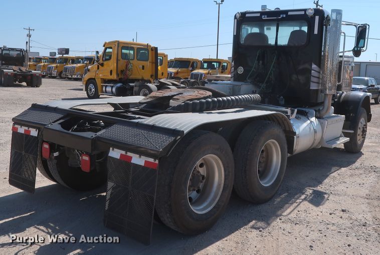 image for item HA9118 2015 Peterbilt 388  semi truck