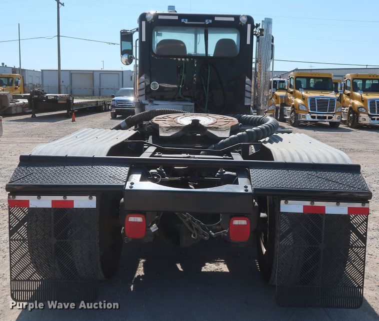 image for item HA9118 2015 Peterbilt 388  semi truck