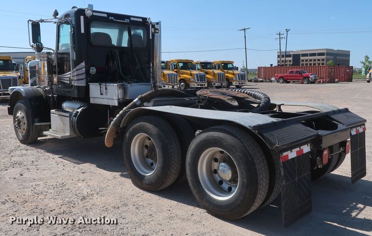 image for item HA9118 2015 Peterbilt 388  semi truck