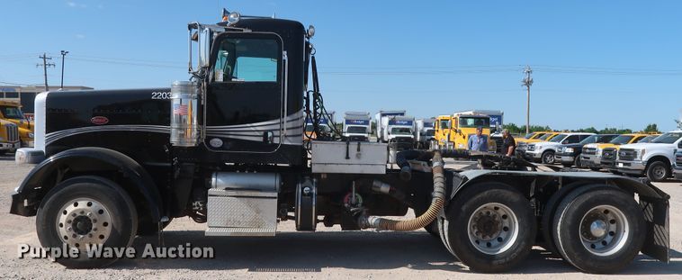 image for item HA9118 2015 Peterbilt 388  semi truck